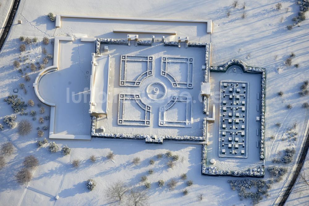 Berlin von oben - Der winterlich verschneite Italienischer Renaissance - Garten im Erholungspark Marzahn