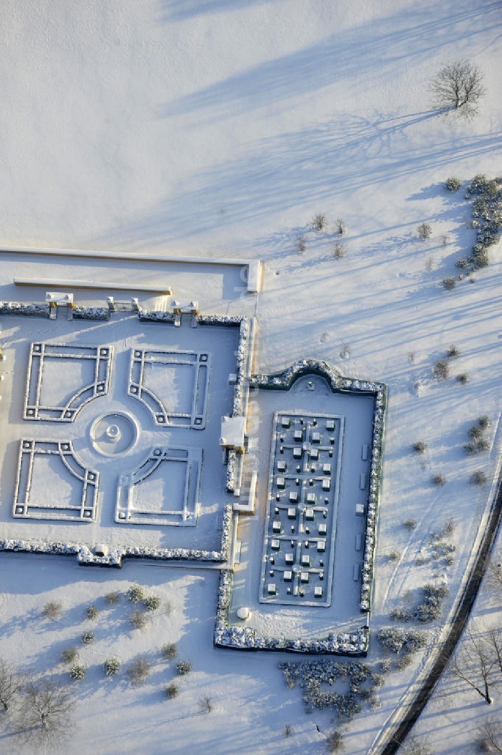 Berlin aus der Vogelperspektive: Der winterlich verschneite Italienischer Renaissance - Garten im Erholungspark Marzahn