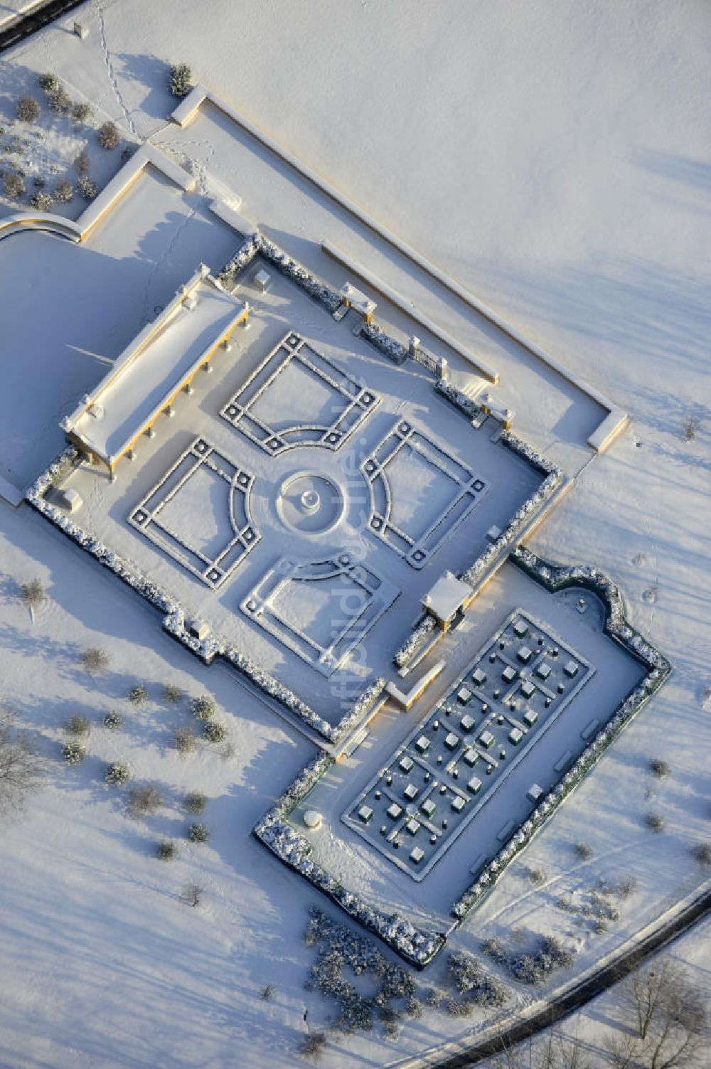 Luftbild Berlin - Der winterlich verschneite Italienischer Renaissance - Garten im Erholungspark Marzahn