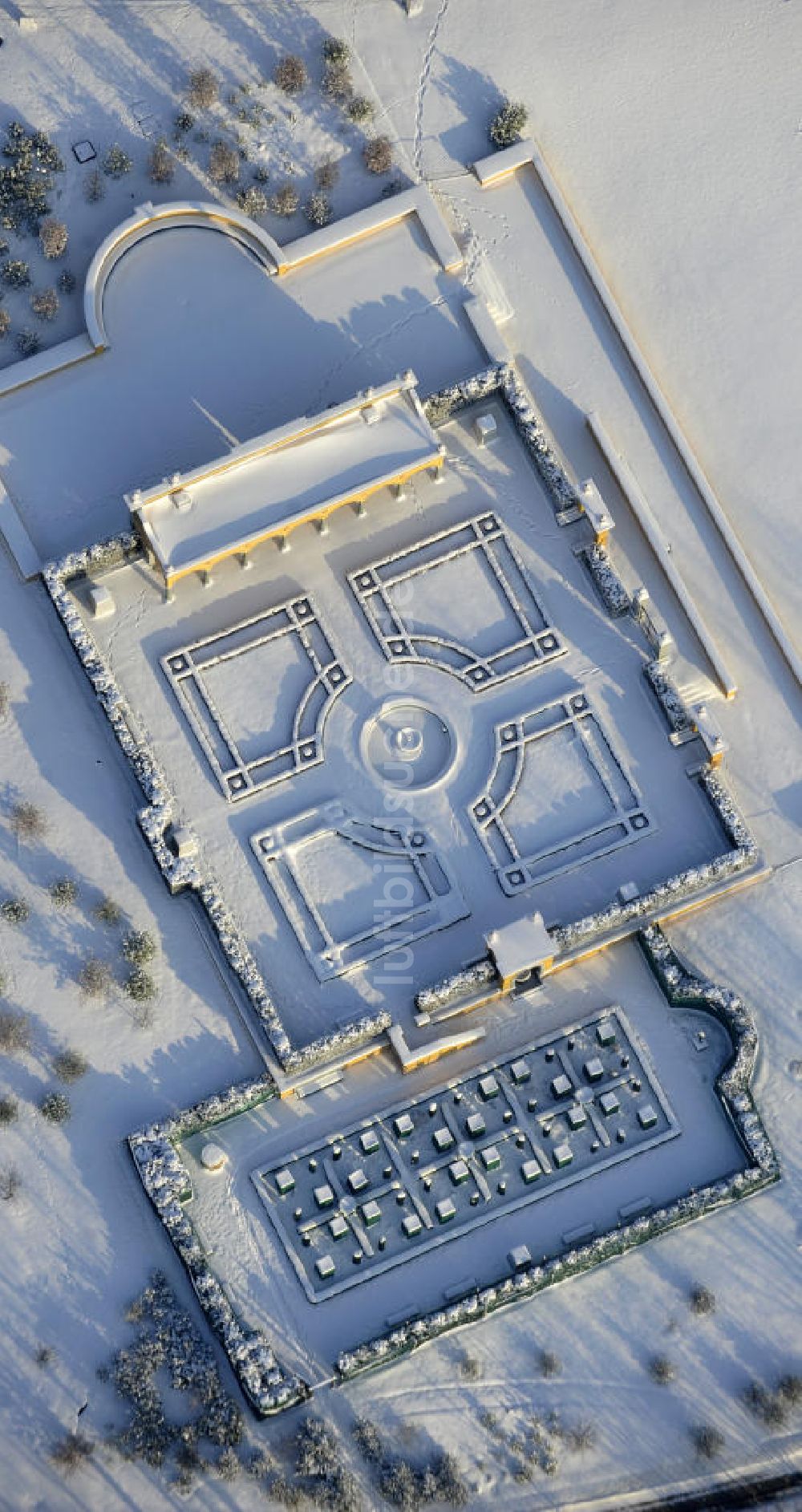 Berlin von oben - Der winterlich verschneite Italienischer Renaissance - Garten im Erholungspark Marzahn