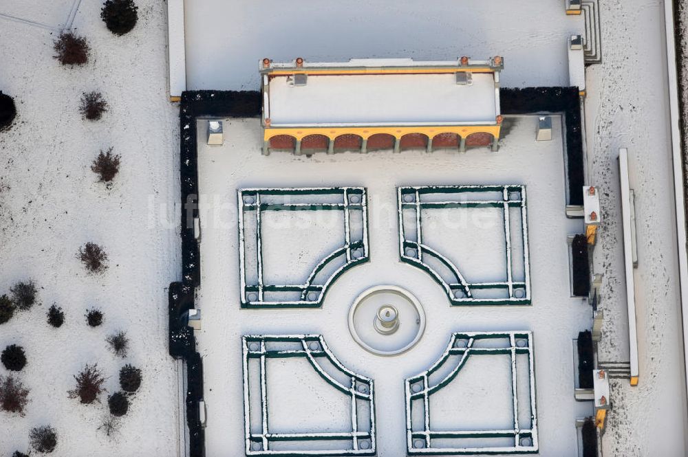 Luftaufnahme Berlin - Der winterlich verschneite Italienischer Renaissance - Garten im Erholungspark Marzahn