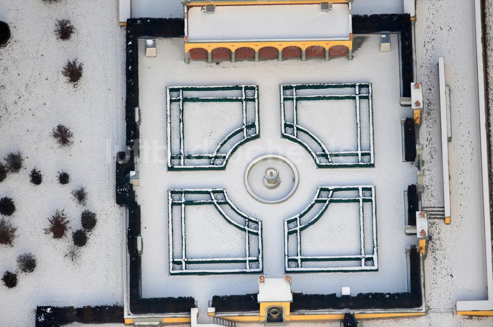 Berlin von oben - Der winterlich verschneite Italienischer Renaissance - Garten im Erholungspark Marzahn