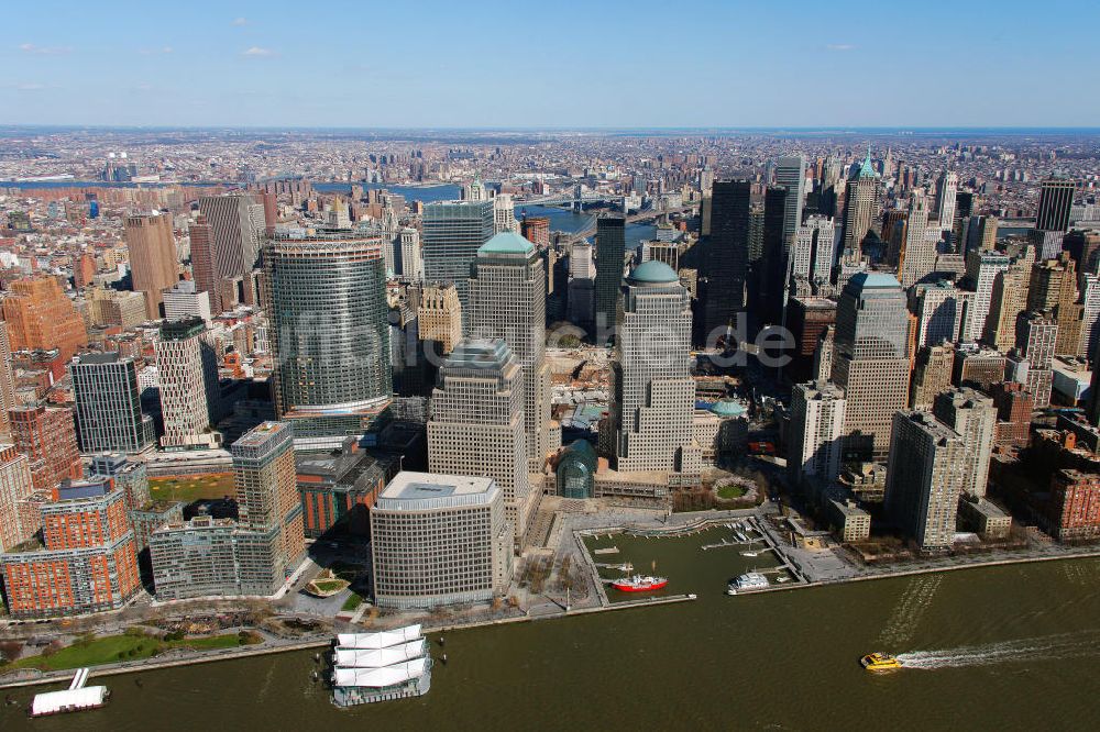 New York von oben - Der Yachthafen North Cove Marina im Bankenviertel von Manhattan in New York