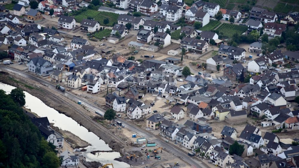 Luftaufnahme Dernau - Dernau nach der Hochwasserkatastrophe im Ahrtal diesen Jahres im Bundesland Rheinland-Pfalz, Deutschland