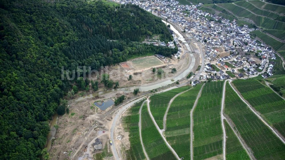 Luftaufnahme Dernau - Dernau nach der Hochwasserkatastrophe im Ahrtal diesen Jahres im Bundesland Rheinland-Pfalz, Deutschland