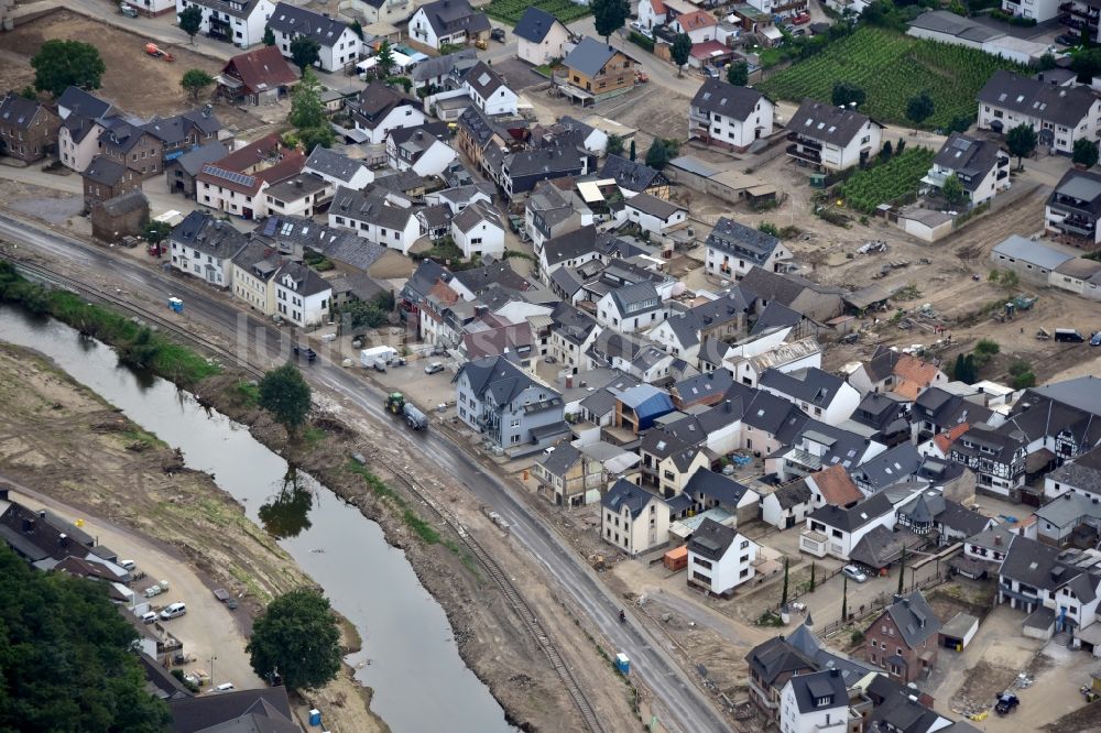 Dernau aus der Vogelperspektive: Dernau nach der Hochwasserkatastrophe im Ahrtal diesen Jahres im Bundesland Rheinland-Pfalz, Deutschland