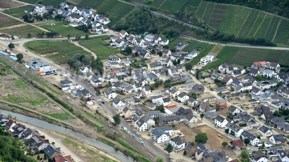 Luftaufnahme Dernau - Dernau nach der Hochwasserkatastrophe im Ahrtal diesen Jahres im Bundesland Rheinland-Pfalz, Deutschland