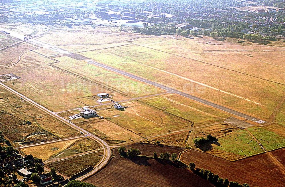 Luftaufnahme Dessau / Sachsen-Anhalt - Dessau / Sachsen-Anhalt Blick auf den Flugplatz von Dessau in Sachsen-Anhalt 03.09.2003