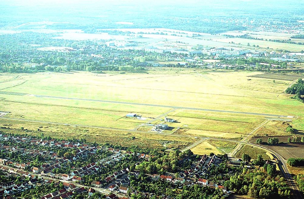 Dessau / Sachsen-Anhalt von oben - Dessau / Sachsen-Anhalt Blick auf den Flugplatz von Dessau in Sachsen-Anhalt 03.09.2003