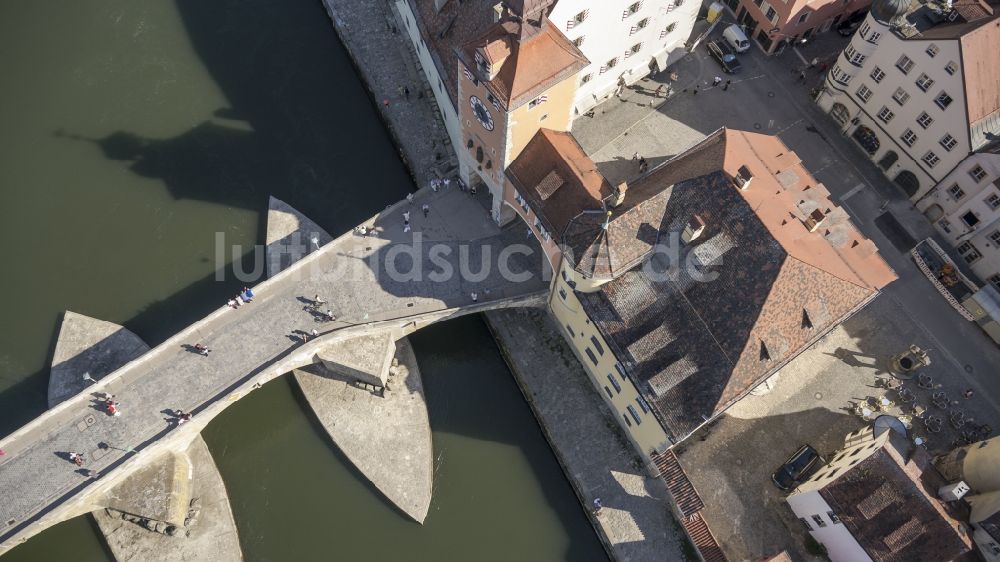 Regensburg von oben - Detailaufnahme der Steinernen Brücke über die Ufer der Donau in Regensburg in Bayern