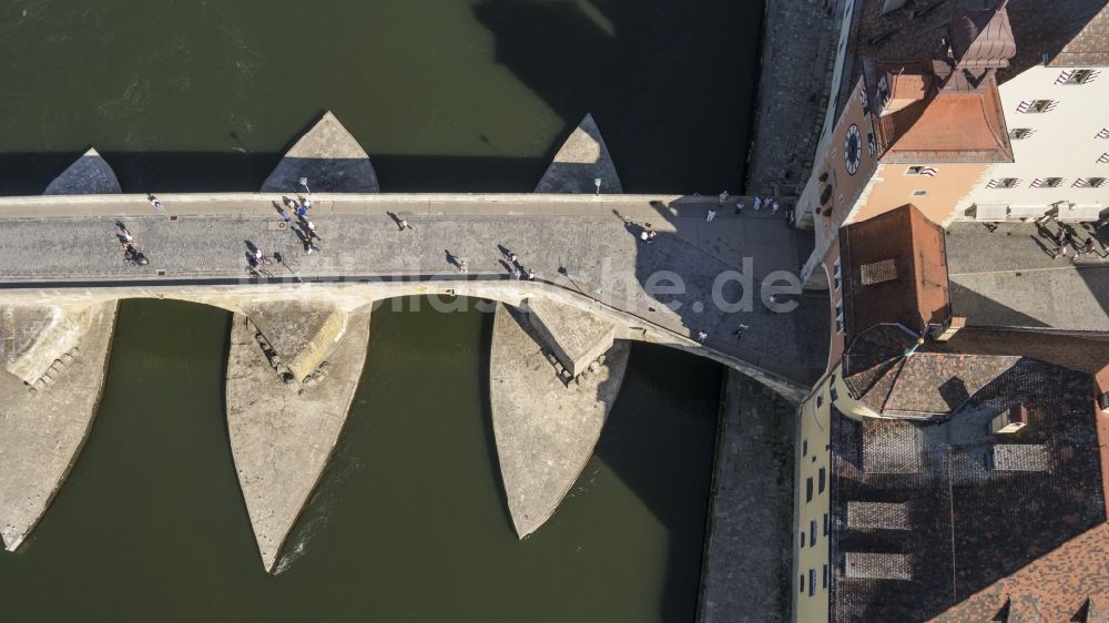 Regensburg aus der Vogelperspektive: Detailaufnahme der Steinernen Brücke über die Ufer der Donau in Regensburg in Bayern