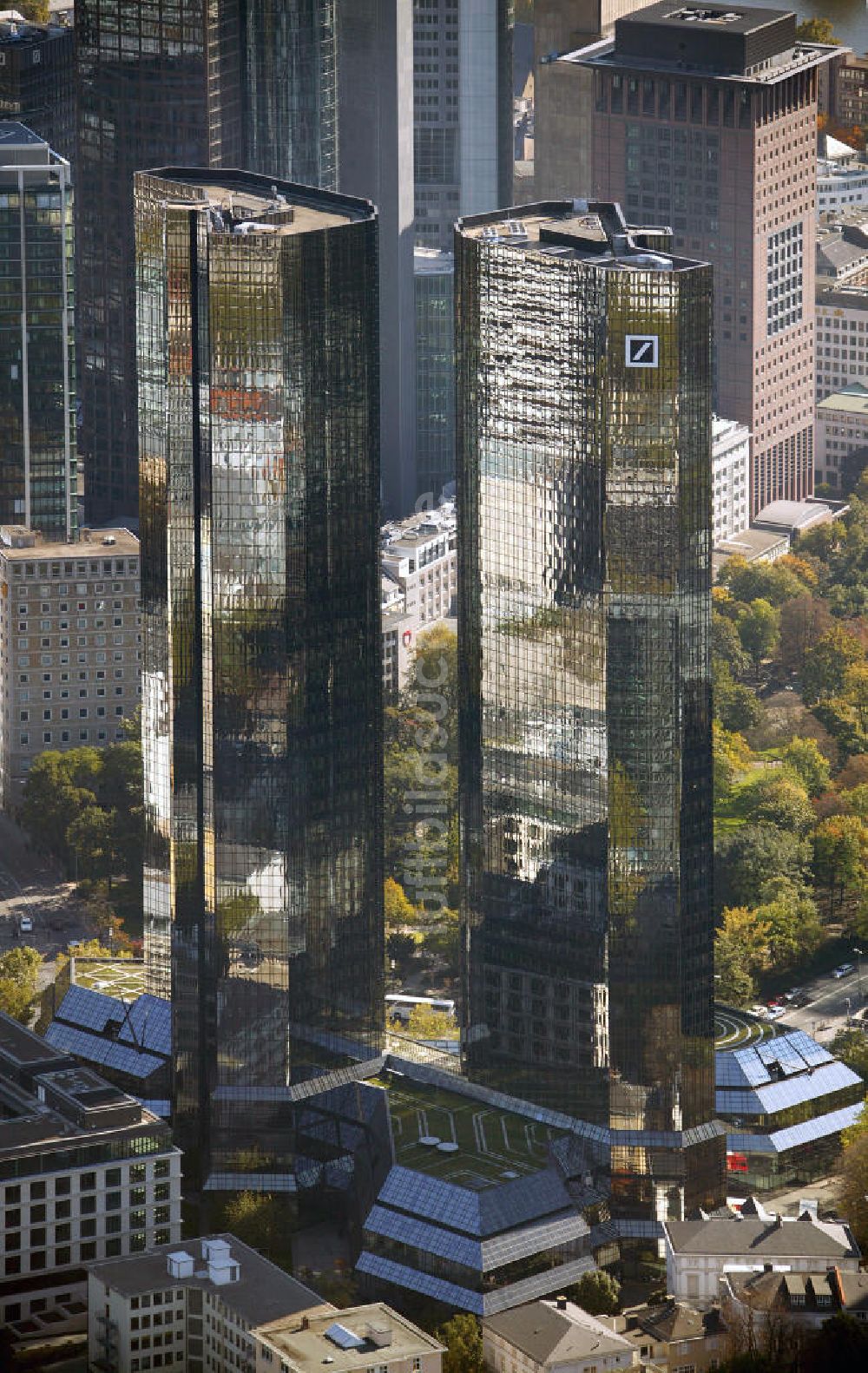 Frankfurt am Main aus der Vogelperspektive: Deutsche Bank Zwillingstower in Frankfurt / Main