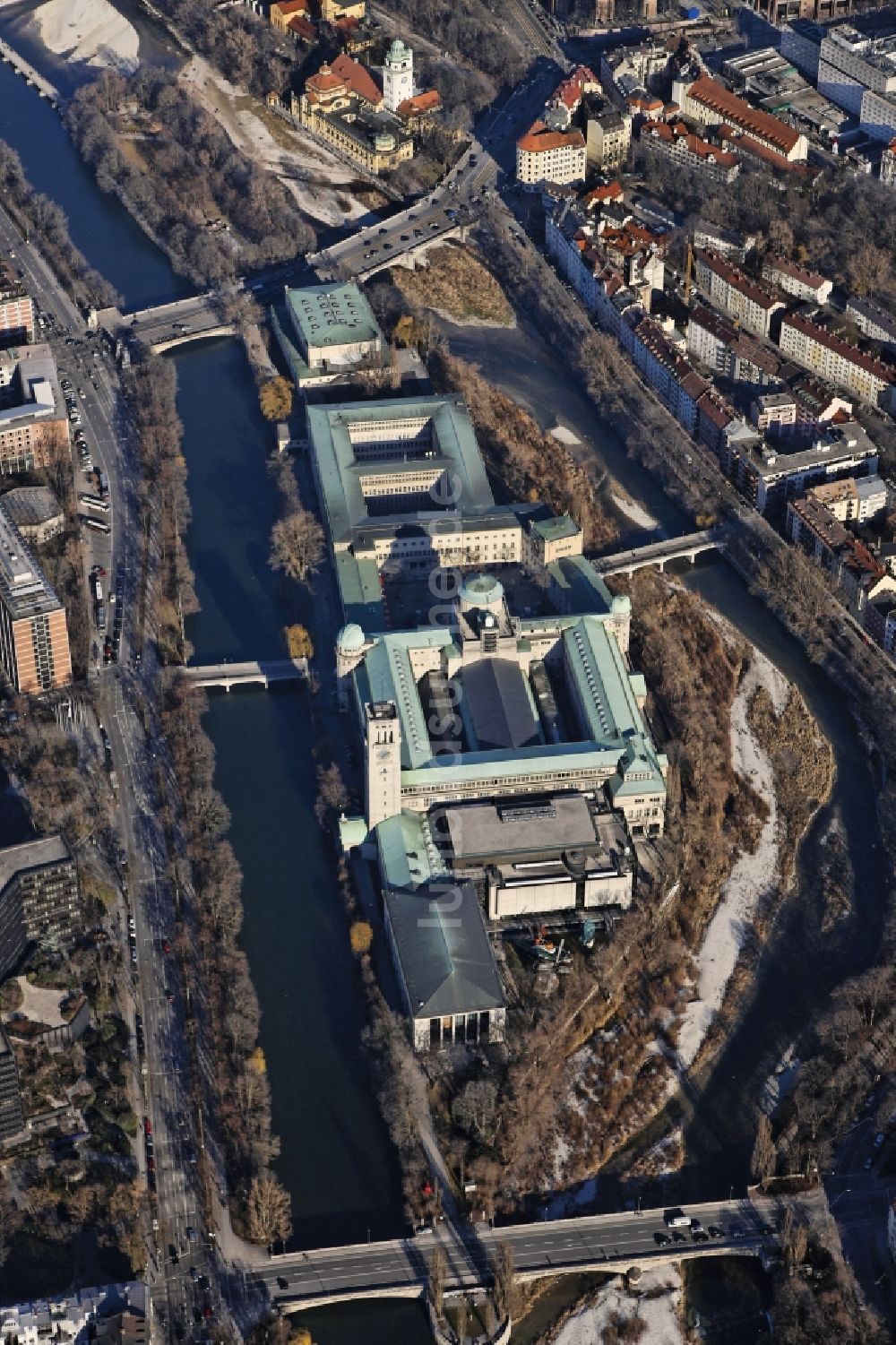 Luftbild München - Deutsches Museum auf der Museumsinsel in München im Bundesland Bayern