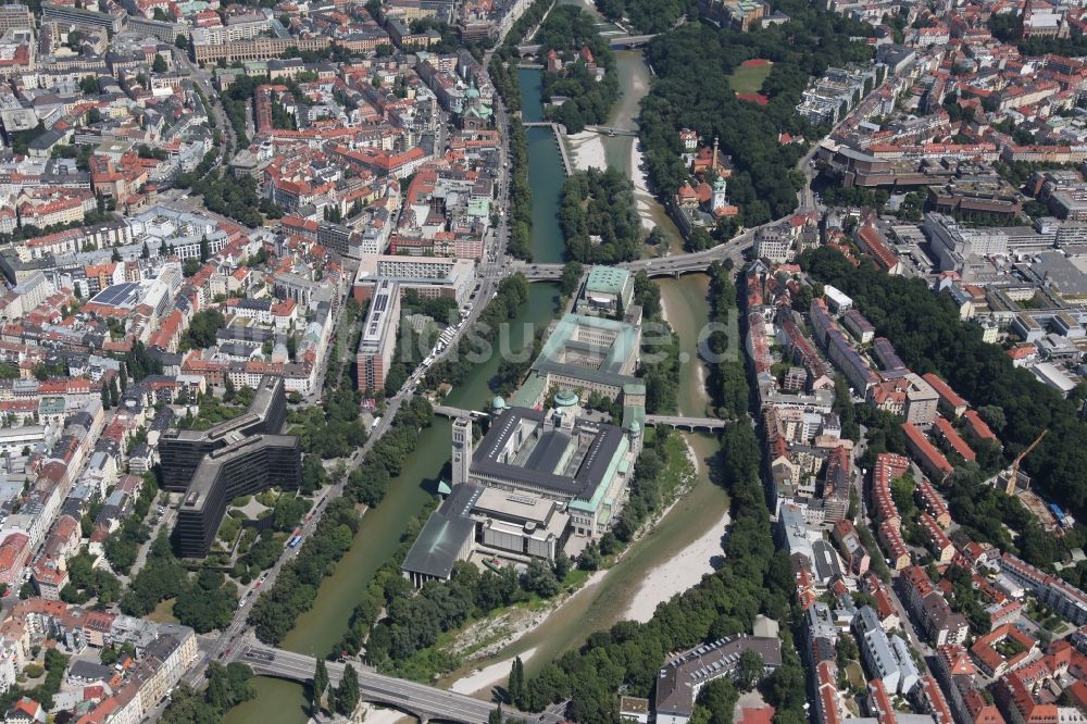 München von oben - Deutsches Museum auf der Museumsinsel in München im Bundesland Bayern