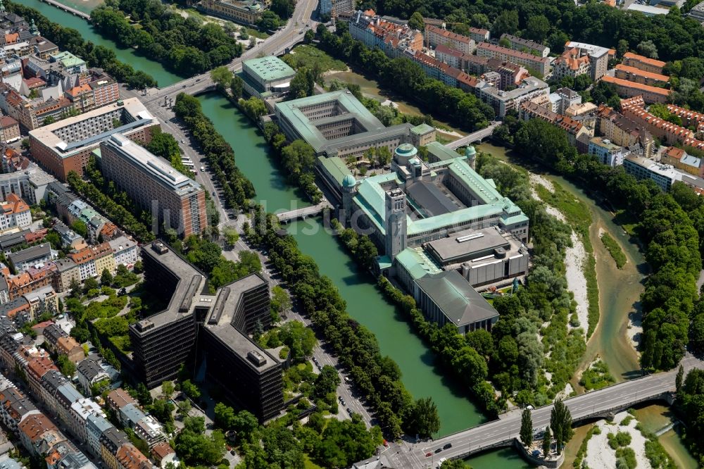 München von oben - Deutsches Museum auf der Museumsinsel in München im Bundesland Bayern