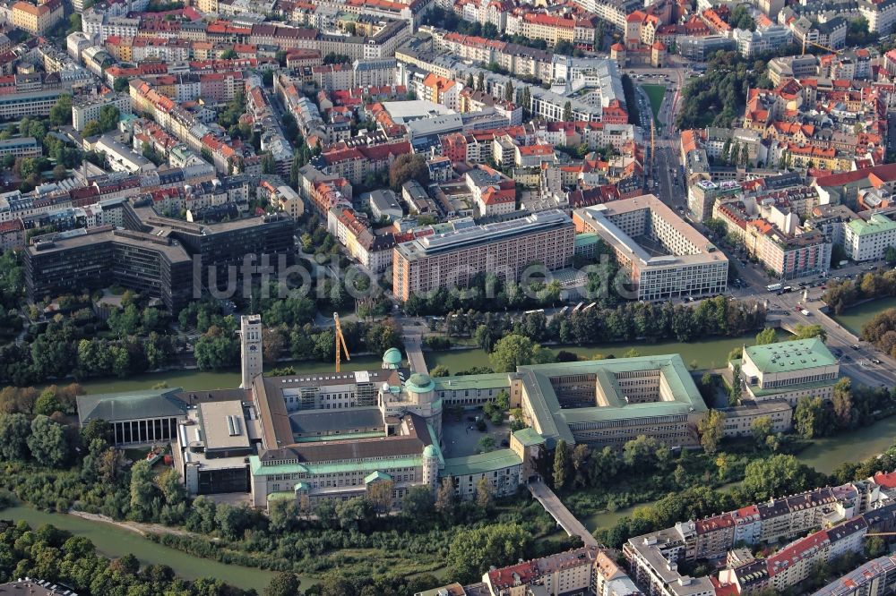 München aus der Vogelperspektive: Deutsches Museum auf der Museumsinsel und Patentämter in München im Bundesland Bayern