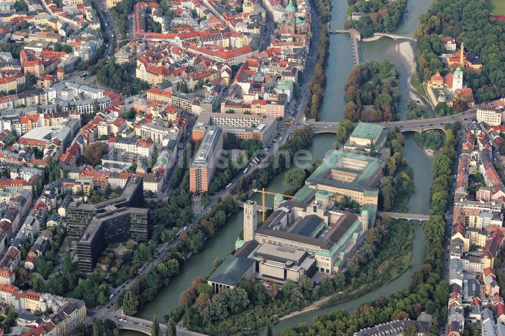 Luftbild München - Deutsches Museum auf der Museumsinsel und Patentämter in München im Bundesland Bayern