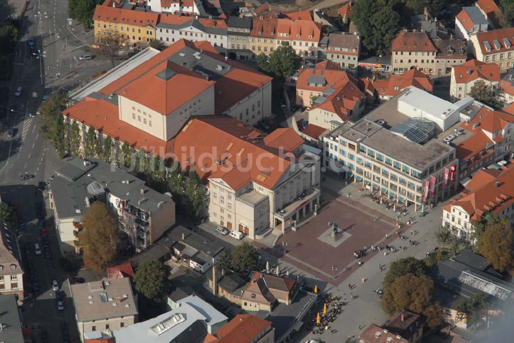 Weimar von oben - Deutsches Nationaltheater und Staatskapelle Weimar und das Goethe-Schiller-Denkmal auf dem Theaterplatz