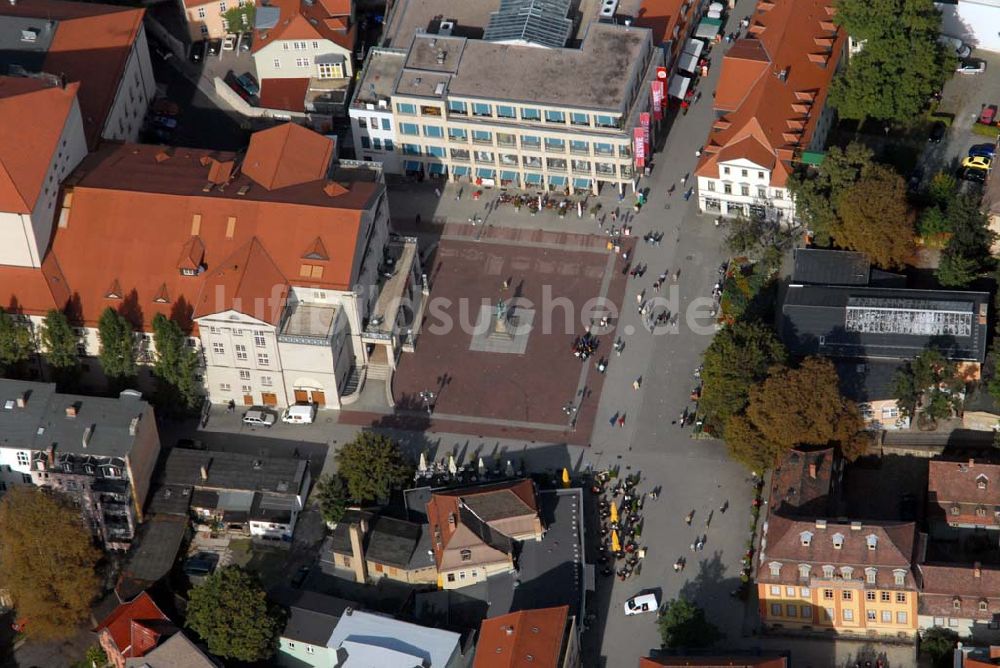 Weimar aus der Vogelperspektive: Deutsches Nationaltheater und Staatskapelle Weimar und das Goethe-Schiller-Denkmal auf dem Theaterplatz