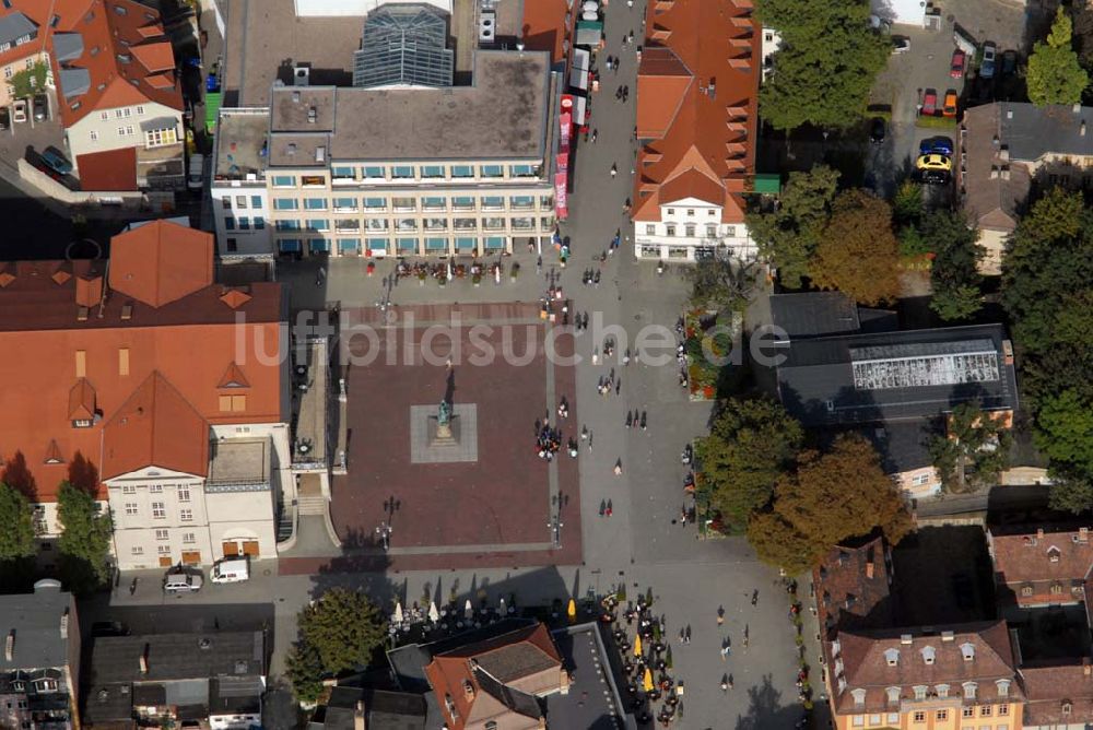 Luftbild Weimar - Deutsches Nationaltheater und Staatskapelle Weimar und das Goethe-Schiller-Denkmal auf dem Theaterplatz