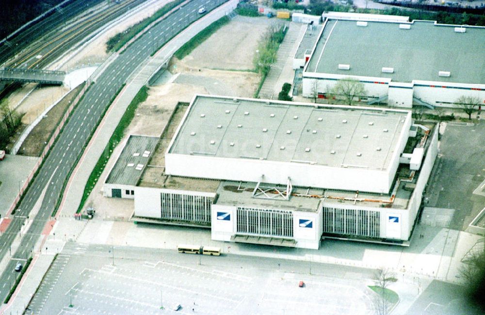 Luftaufnahme Berlin - Charlottenburg - Deutschlandhalle am Messegelände in Charlottenburg.