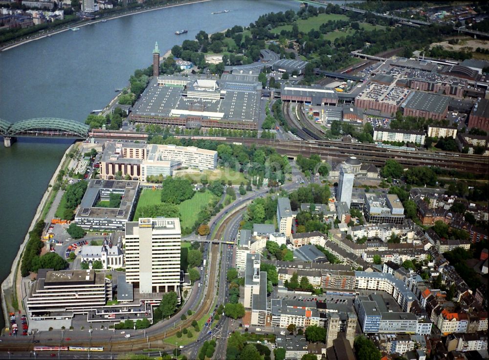 Köln von oben - Deutzer Freiheit in Köln im Bundesland Nordrhein-Westfalen mit dem Deutzer Bahnhof und den Messehallen