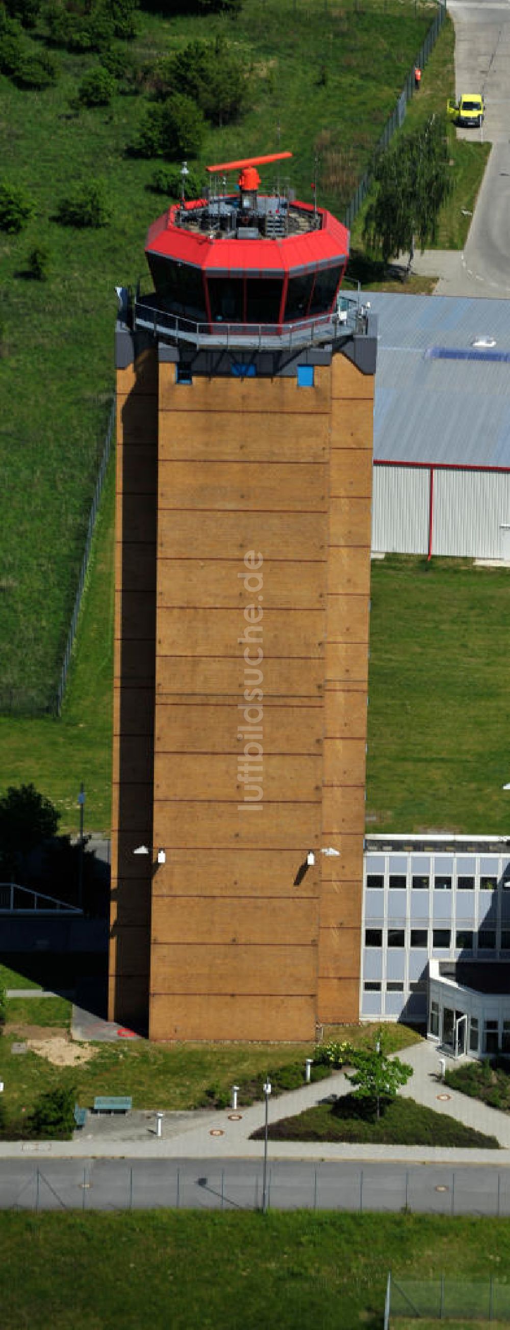 Schönefeld aus der Vogelperspektive: DFS Tower Flughafen Berlin-Schönefeld