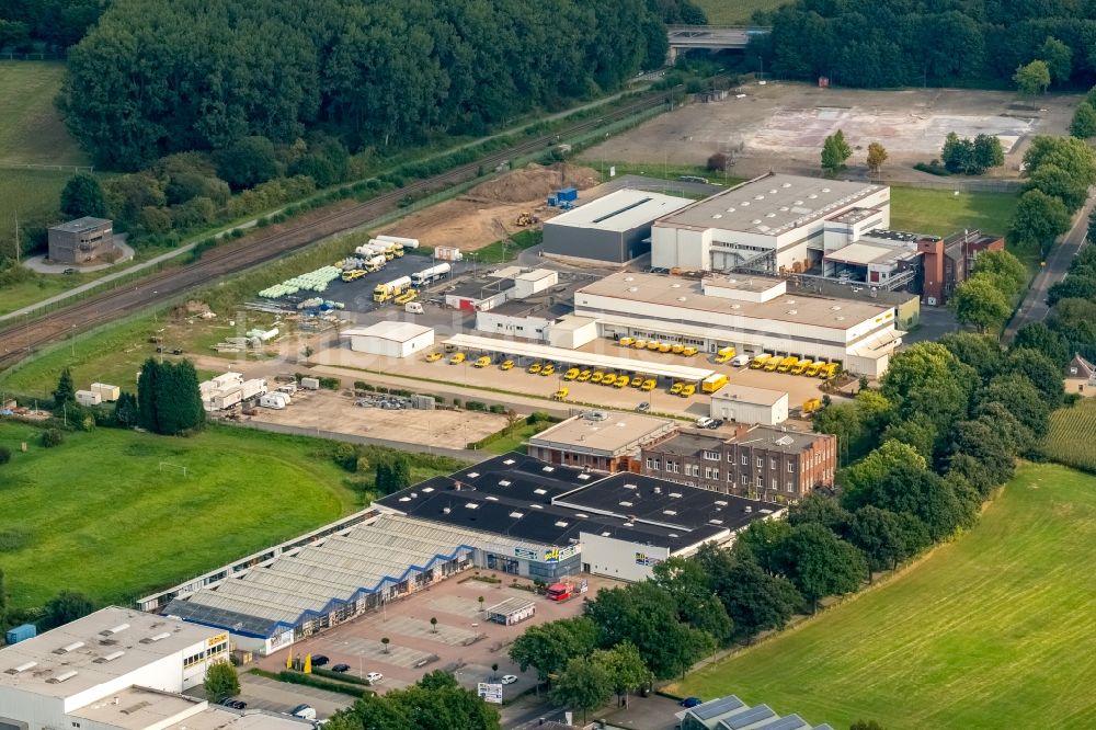 Luftbild Kleve - DHL - Gebäudekomplex und Logistikzentrum auf dem Gelände des Gewerbegebietes Kalkarer Straße in Kleve im Bundesland Nordrhein-Westfalen, Deutschland