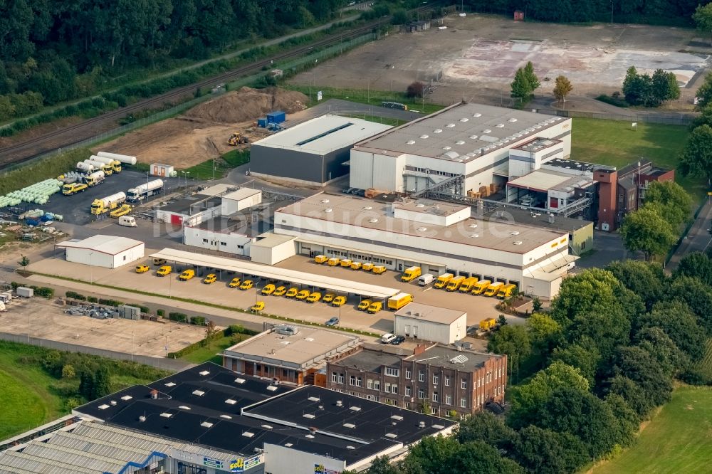 Luftaufnahme Kleve - DHL - Gebäudekomplex und Logistikzentrum auf dem Gelände des Gewerbegebietes Kalkarer Straße in Kleve im Bundesland Nordrhein-Westfalen, Deutschland