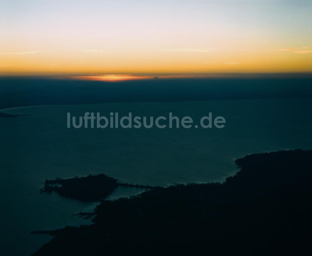 Lindau ( Bodensee ) von oben - Die abendliche Insel Lindau im östlichen Bodensee in Bayern