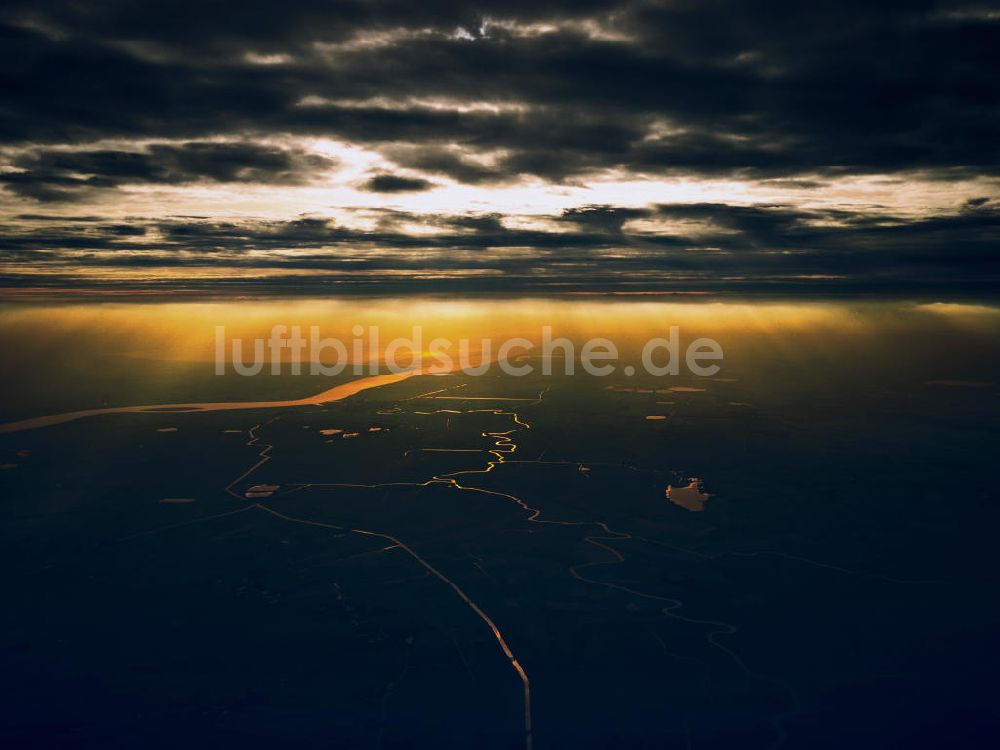 Leer aus der Vogelperspektive: Die von der Abendsonne angestrahlte Meeresbucht Dollart mit dem Emszufluss in Niedersachsen