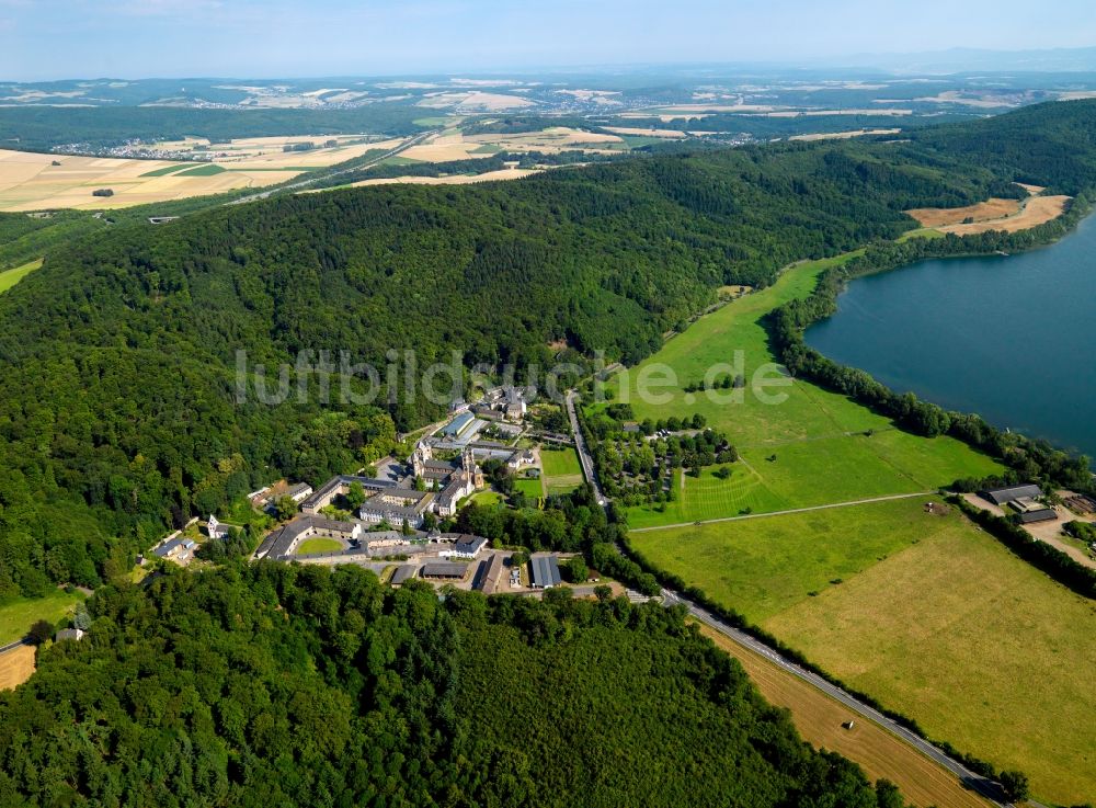 Gless aus der Vogelperspektive: Die Abtei Maria Laach am Laacher See im Bundesland Rheinland-Pfalz