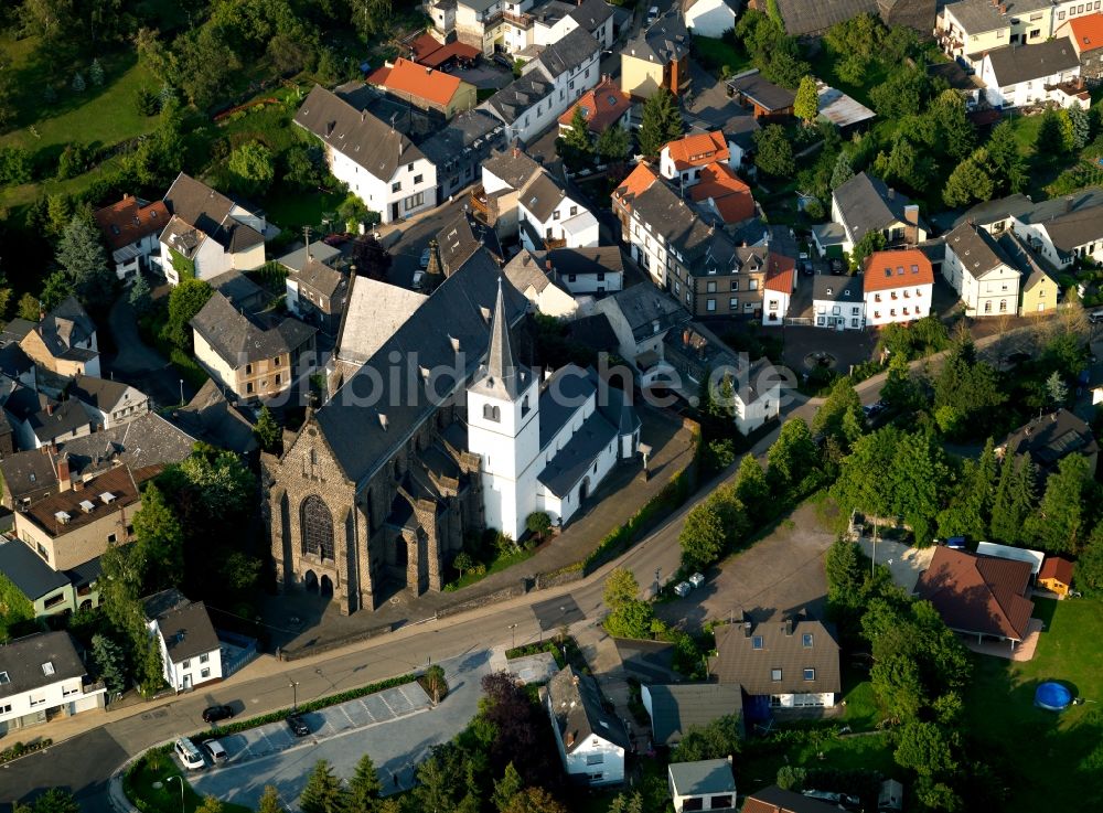 Niedermendig aus der Vogelperspektive: Die alte Pfarrkirche St. Cyriakus in Niedermendig im Bundesland Rheinland-Pfalz