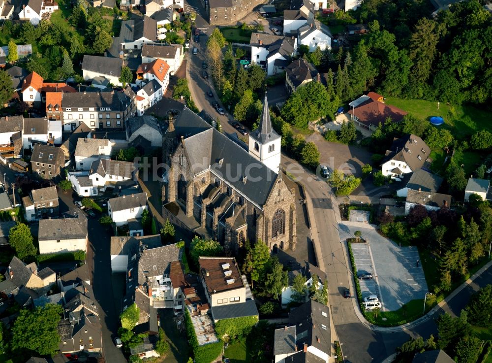 Luftbild Niedermendig - Die alte Pfarrkirche St. Cyriakus in Niedermendig im Bundesland Rheinland-Pfalz