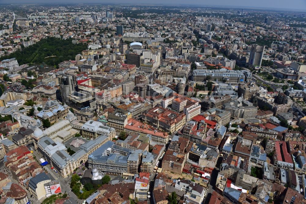 Bukarest von oben - Die Altstadt von Bukarest und die Gebäude der rumänischen Nationalbank in der rumänischen Hauptstadt Bukarest