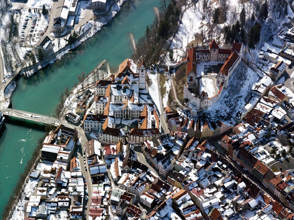 Luftbild Füssen - Die Altstadt von Füssen am Ufer des Lech im Bundesland Bayern