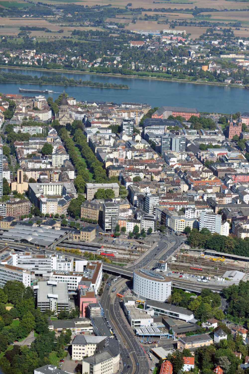 Luftaufnahme Mainz - Die Altstadt in Mainz mit dem Hauptbahnhof und mit der Kaiserstraße vor der Christuskirche und dem Rhein