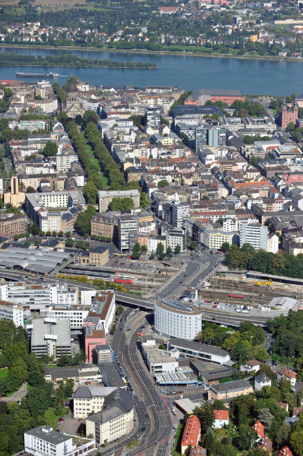 Mainz von oben - Die Altstadt in Mainz mit dem Hauptbahnhof und mit der Kaiserstraße vor der Christuskirche und dem Rhein