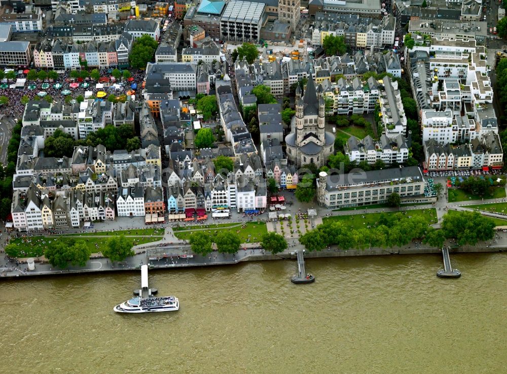 Köln von oben - Die Altstadt und Umgebung der Kirche Groß St. Martin am Rheinufer in Köln im Bundesland Nordrhein-Westfalen