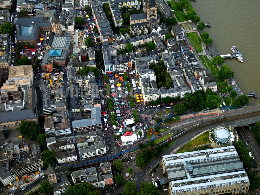 Köln aus der Vogelperspektive: Die Altstadt und Umgebung der Kirche Groß St. Martin am Rheinufer in Köln im Bundesland Nordrhein-Westfalen