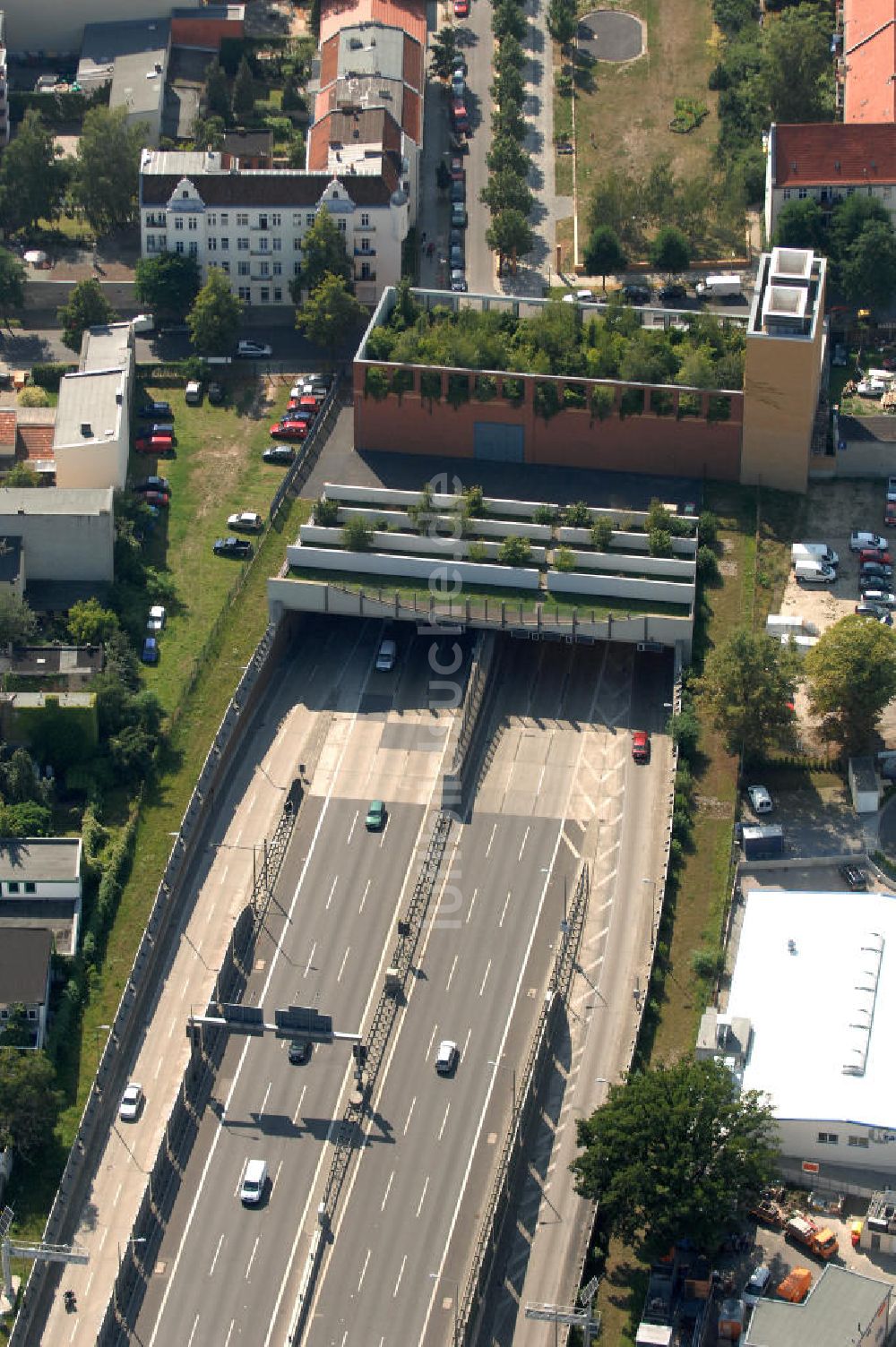 Berlin von oben - Die Autobahnauffahrt 24 Buschkrugallee der A100 in Berlin