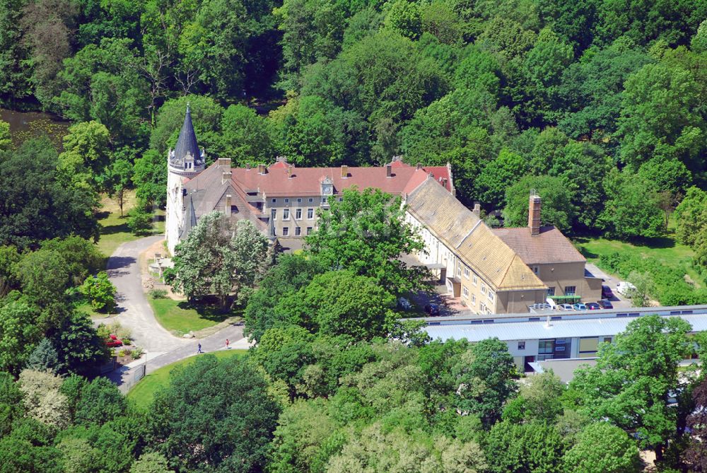 Burgkemnitz aus der Vogelperspektive: Die Barockkirche Burgkemnitz, ein Denkmal der Baukunst, erstrahlt nach ihrer ganzheitlichen Restaurierung