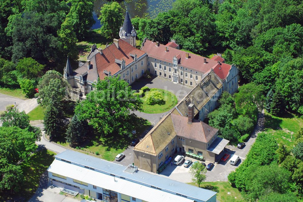 Luftbild Burgkemnitz - Die Barockkirche Burgkemnitz, ein Denkmal der Baukunst, erstrahlt nach ihrer ganzheitlichen Restaurierung