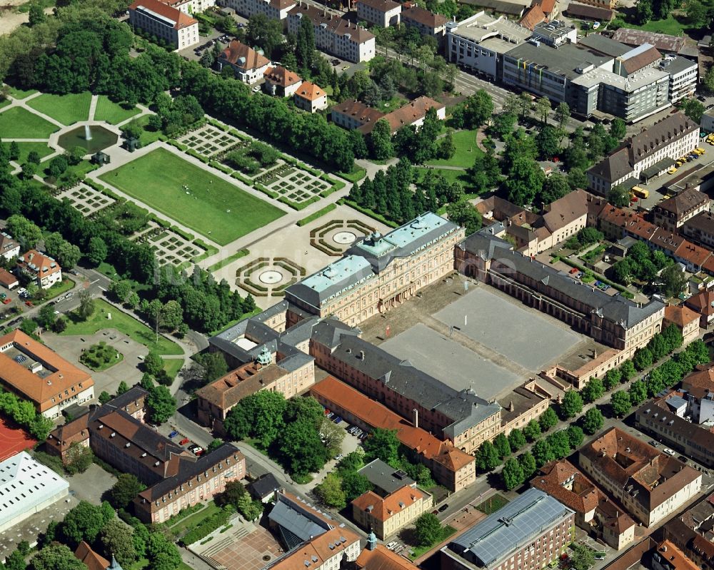 Rastatt aus der Vogelperspektive: Die Barockresidenz Schloss Rastatt in der Altstadt von Rastatt im Bundesland Baden-Württemberg