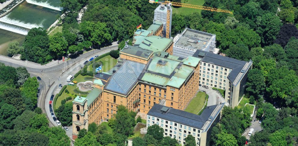 München aus der Vogelperspektive: Die Baustelle des Erweiterungsbaus am Bayerischen Landtag an der Max-Plack-Straße in München