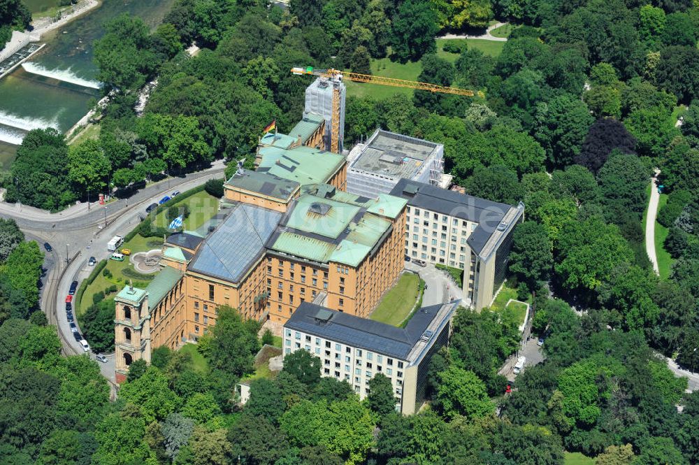 Luftbild München - Die Baustelle des Erweiterungsbaus am Bayerischen Landtag an der Max-Plack-Straße in München