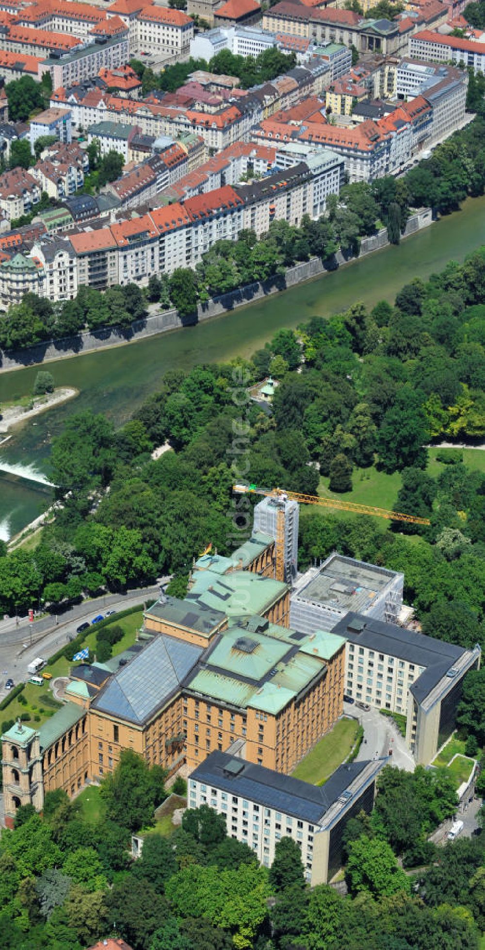 Luftaufnahme München - Die Baustelle des Erweiterungsbaus am Bayerischen Landtag an der Max-Plack-Straße in München