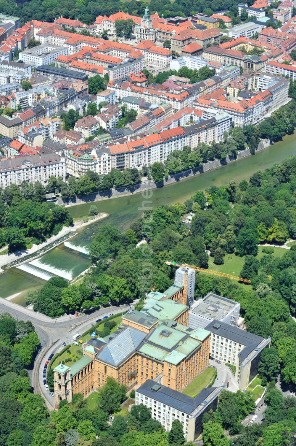 München von oben - Die Baustelle des Erweiterungsbaus am Bayerischen Landtag an der Max-Plack-Straße in München