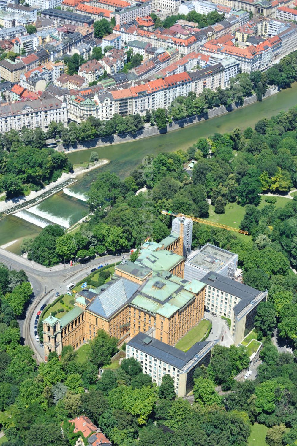 München aus der Vogelperspektive: Die Baustelle des Erweiterungsbaus am Bayerischen Landtag an der Max-Plack-Straße in München