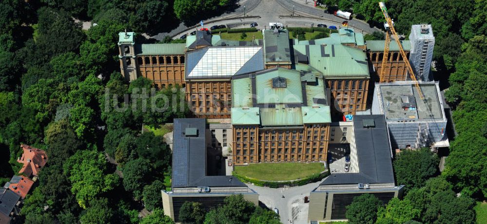 Luftbild München - Die Baustelle des Erweiterungsbaus am Bayerischen Landtag an der Max-Plack-Straße in München